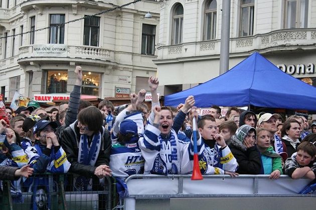 Fanoušci Komety, kteří se nedostali přímo do Kajot areny, sledovali páteční i sobotní finále s Pardubicemi v centru Brna na velkoplošných obrazovkách.