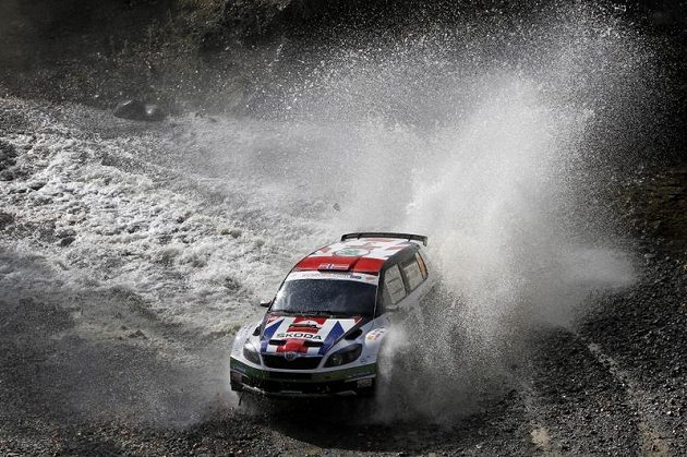 Andreas Mikkelsen se Škodou Fabia S2000 na trati Kyperské rallye 2012.