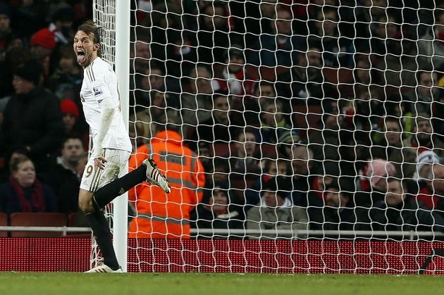 Útočník Swansea Miguel Michu se raduje ze vstřelení branky do sítě Arsenalu Londýn.