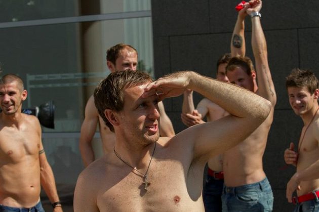 Karel Poborský se dívá do dáli - vidí tam snad medaili z EURO 2012...?