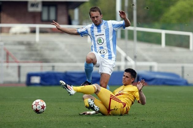 Boleslavský Štohanzl přeskakuje Vrzala z Dukly Praha v utkání 27. kola gambrinus ligy.