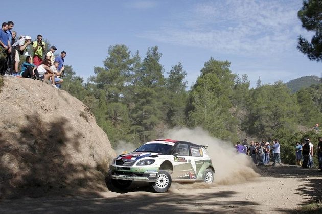 Andreas Mikkelsen se Škodou Fabia S2000 na trati Kyperské rallye 2012.