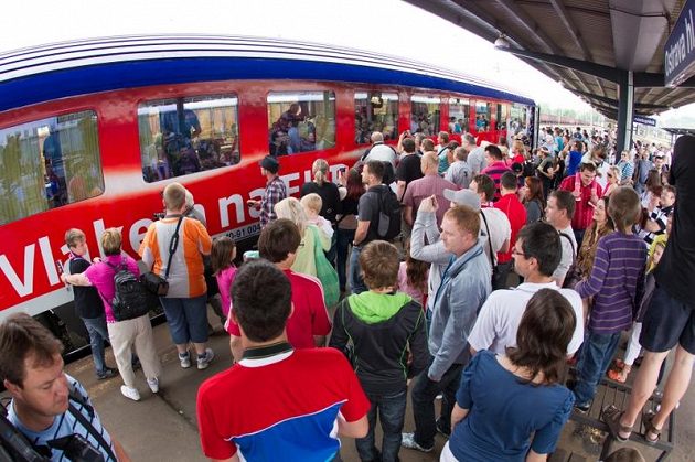 V Ostravě na reprezentanty čekaly tři stovky zklamaných fandů. Reprezentanti totiž vlak neopustili a žádosti o podpis až na dvě výjimky odmítli...