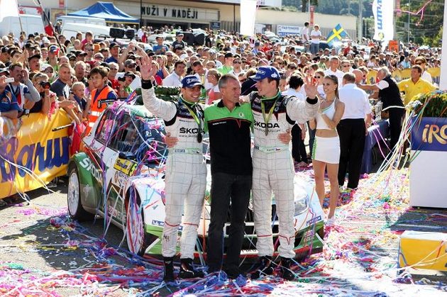 Jan Kopecký (zcela vpravo) s otcem Josefem a navigátorem Petrem Starým po triumfu při Barum rallye 2011.
