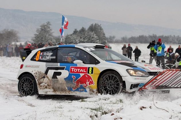 Sébastien Ogier ve stroji Volkswagen Polo WRC při jednom z výletů mimo trať na Rallye Monte Carlo 2013.