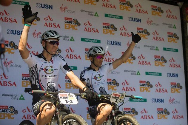 Jaroslav Kulhavý (vlevo) a Christopher Sauser během závodu Cape Epic 2017.