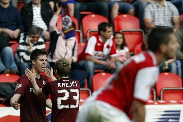 Sparťan Tomáš Přikryl se raduje se spoluhráčem Ladislavem Krejčí ze svého gólu proti Slavii.