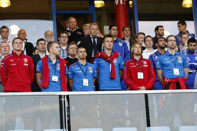 Čeští fotbalisté, kteří do zápasu s Izraelem nezasáhli, vše bedlivě sledovali z tribuny.