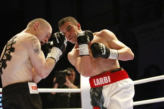 Lukáš Konečný (vlevo)v boji o pás prozatímního šampióna organizace WBO v lehké střední váze se Salimem Larbim z Francie.
