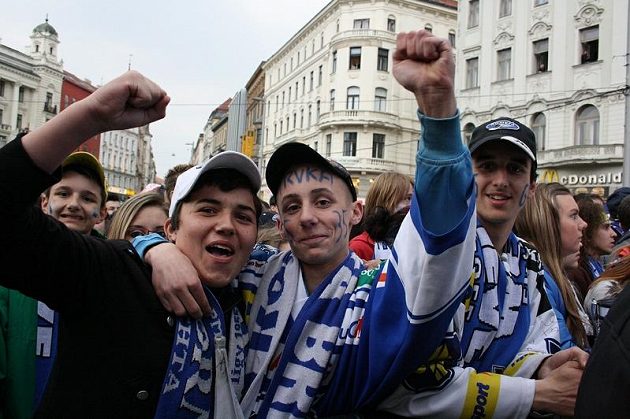 Fanoušci Komety, kteří se nedostali přímo do Kajot areny, sledovali páteční i sobotní finále s Pardubicemi v centru Brna na velkoplošných obrazovkách.