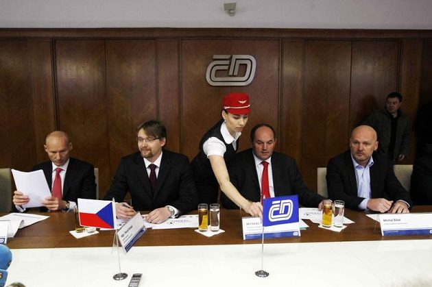 Zleva Petr Žalouda (generální ředitel ČD), Pavel Dobeš (ministr dopravy), Miroslav Pelta a Michal Bílek.