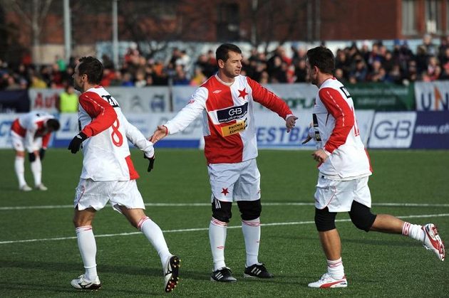 Pavel Kuka (druhý zprava) nastřílel v Silvestrovském derby Spartě čtyři góly.