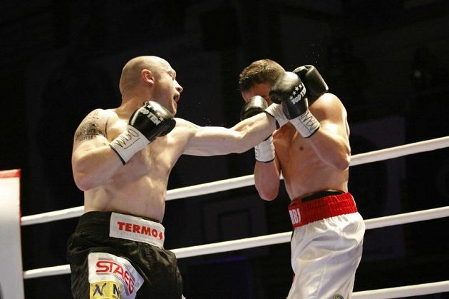 Lukáš Konečný trefuje Salima Larbiho z Francie v boji o pás prozatímního šampiona organizace WBO v lehké střední váze.
