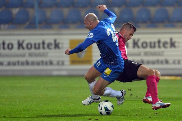 Liberecký záložník Jiří Štajner (vlevo) bojuje o míč s Martinem Fillem z Mladé Boleslavi.