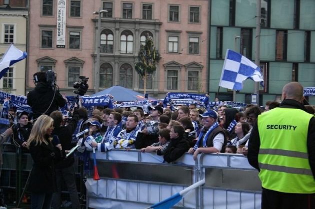 Fanoušci Komety, kteří se nedostali přímo do Kajot areny, sledovali páteční i sobotní finále s Pardubicemi v centru Brna na velkoplošných obrazovkách.