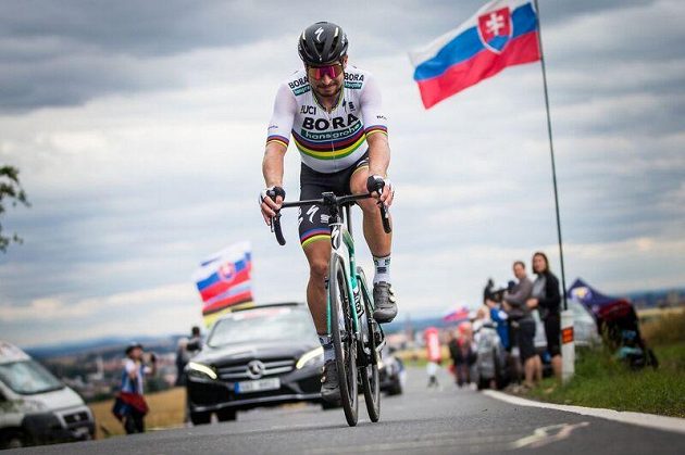 Slovák Peter Sagan na trati společného cyklistického mistrovství v Plzni.