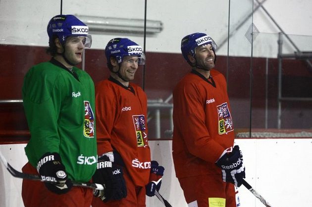 Tomáš Vincour (vlevo), Petr Průcha (uprostřed) a Petr Nedvěd na tréninku hokejové reprezentace.