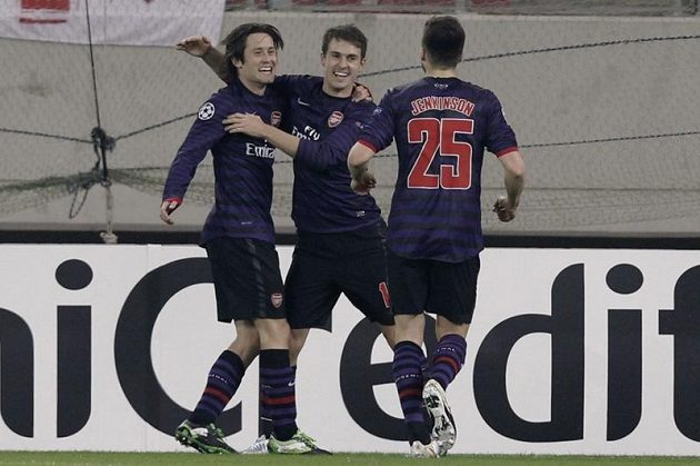 Tomáš Rosický (vlevo) se raduje se spoluhráči z Arsenalu Aaronem Ramseym (uprostřed) a Carlem Jenkinsonem z branky.