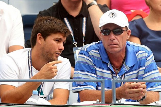 Kouč Ivan Lendl (vpravo) i Murrayho venezuelský sparringpartner Daniel Vallverdu prožívají zápasy skotského tenisty na tribuně