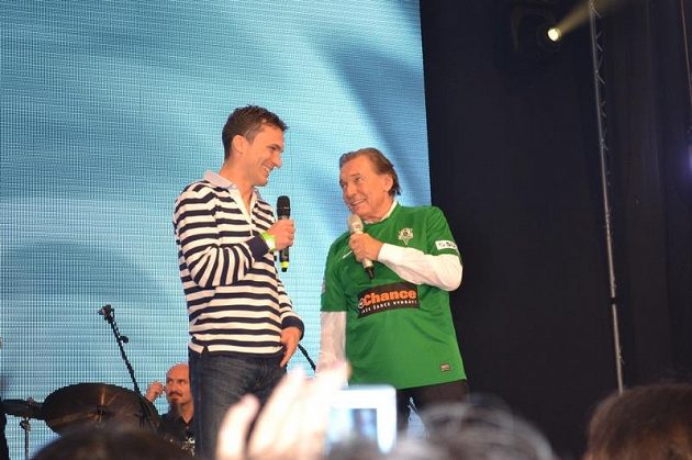 Jablonecký útočník David Lafata (vlevo) se zpěvákem Karlem Gottem.