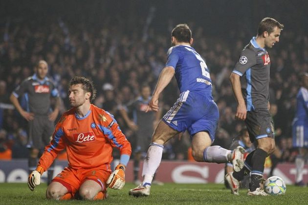 Klíčový okamžik zápasu. Branislav Ivanovič ve 105. minutě zápasu právě poslal Chelsea do vedení 4:1.