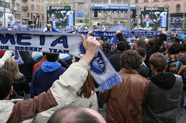 Fanoušci Komety, kteří se nedostali přímo do Kajot areny, sledovali páteční i sobotní finále s Pardubicemi v centru Brna na velkoplošných obrazovkách.