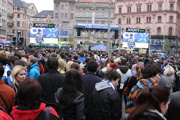 Fanoušci Komety, kteří se nedostali přímo do Kajot areny, sledovali páteční i sobotní finále s Pardubicemi v centru Brna na velkoplošných obrazovkách.
