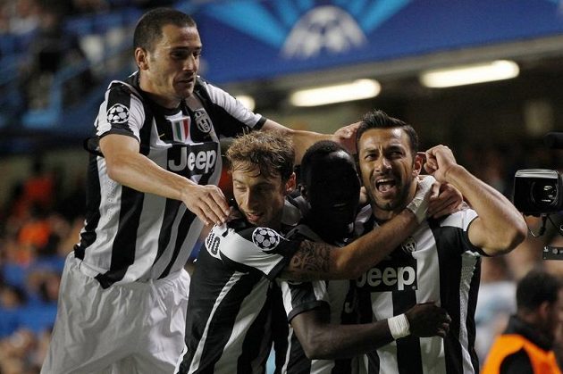 Fabio Quagliarella (vpravo) se raduje se spoluhráči z Juventusu z gólu proti Chelsea.