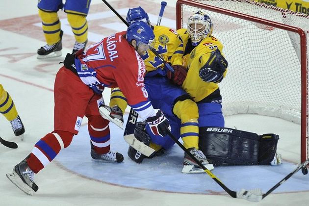 Český obránce Jakub Nakládal si hledá pozici před brankou švédského gólmana Gustafa Wesslaua.