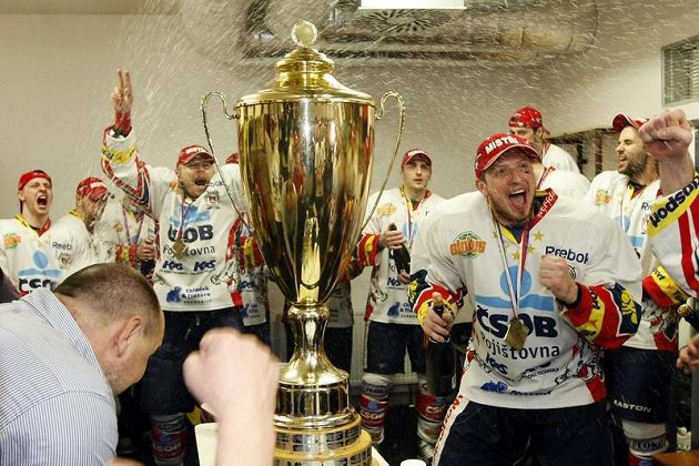 Mistrovský pohár a pardubické oslavy se šampaňským bezprostředně po triumfu v šestém finálovém zápase.