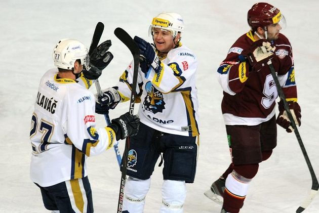 Kladenští Pavel Patera (uprostřed) a Jan Hlaváč oslavují vstřelený gól na ledě pražské Sparty.