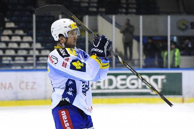 Zklamaný kapitán Komety Radim Bičánek děkuje po utkání v Kladně brněnským fanouškům za podporu.