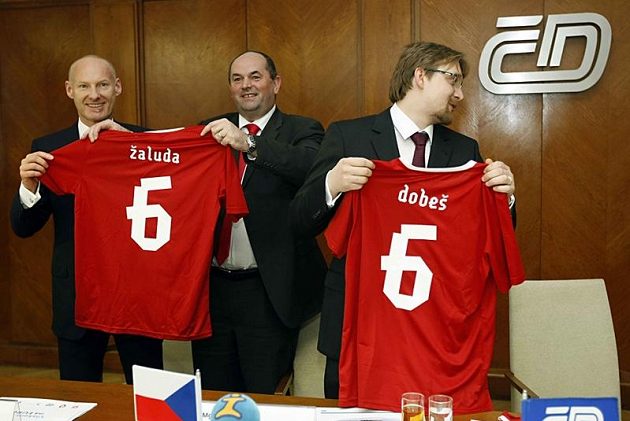 Zleva Petr Žalouda (generální ředitel ČD), Miroslav Pelta (šéf FAČR) a Pavel Dobeš (ministr dopravy).