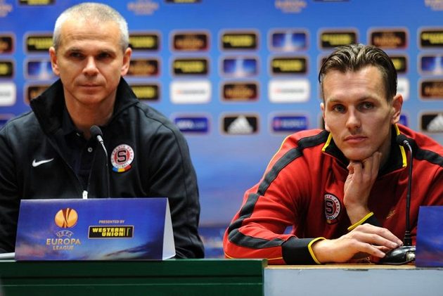 Trenér pražské Sparty Vítězslav Lavička (vlevo) a obránce Ondřej Švejdík na tiskové konferenci před utkáním v Bilbau.
