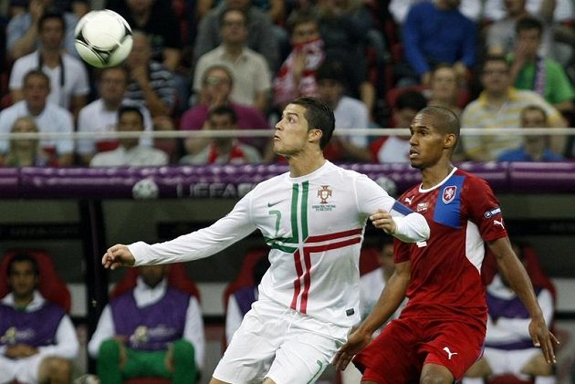Theodor Gebre Selassie a Cristiano Ronaldo ve čtvrtfinále EURO 2012 v polské Varšavě.