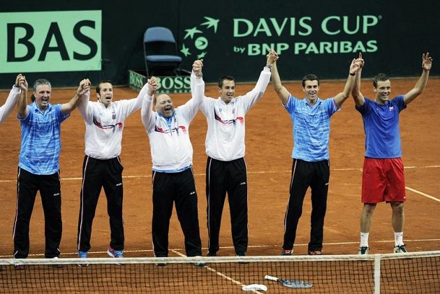 Vítězný tým. Zprava Tomáš Berdych, František Navrátil, Lukáš Rosol, fyzioterapeut Pavel Kováč, Radek Štěpánek a nehrající kapitán Jaroslav Navrátil.
