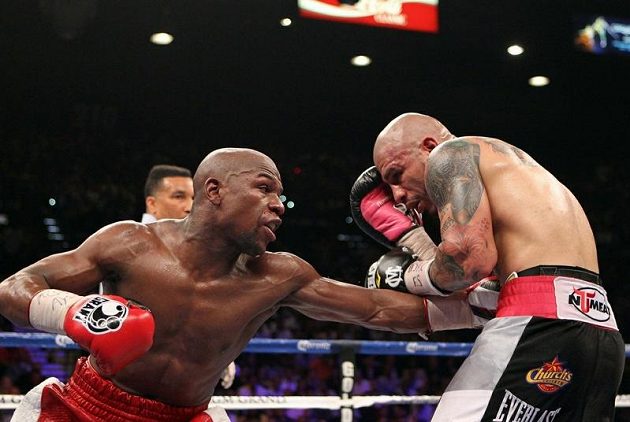 Boxerský mistr světa Floyd Mayweather (vlevo) v době své největší slávy