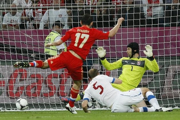 Alan Dzagojev střílí první gól do sítě českého týmu, snaha Roman Hubníka i brankáře Petra Čecha byla marná