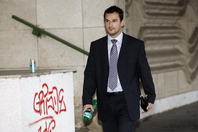 Asistent rozhodčího Emanuel Marek přichází na mimořádné zasedání disciplinární komise Fotbalové asociace.