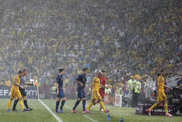 Fotbalisté Ukrajiny a Francie museli odejít už v 5. minutě do kabin, jejich duel byl pro bouřku a silný déšť přerušen.