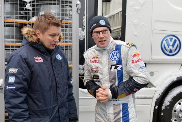 Jari Matti Latvala, pilot Volkswagenu, při debatě s krajanem a rovněž bývalým závodníkem mistrovství světa Toni Gardemeisterem.