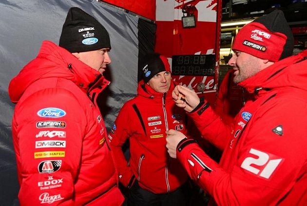 Český pilot Martin Prokop (vlevo) v zázemí svého týmu při rallye Monte Carlo 2013.