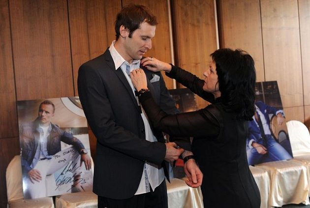 Petr Čech při zkoušce obleku s Annou Motlíkovou z firmy Steilmann.