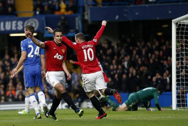 Kanonýr Manchesteru United Robin van Persie se raduje z gólu, kterým pomohl porazit Chelsea na jejím hřišti.