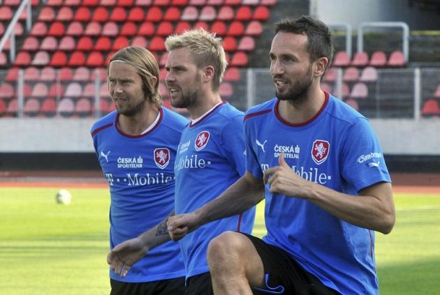 Fotbalisté v přípravě - zleva kapitán Jaroslav Plašil, Tomáš Hübschman a Tomáš Sivok.