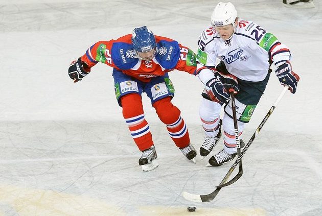Útočník Lva Michal Řepík (vlevo) v souboji s Alexejem Kopejkinem z Novosibirsku.