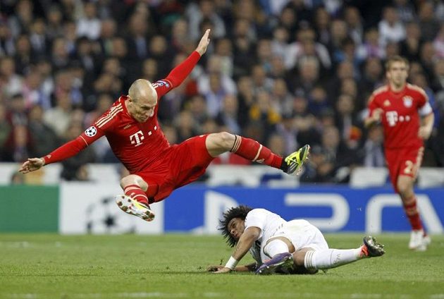 Arjen Robben z Bayernu letí vzduchem po souboji s Marcelem z Realu v odvetě semifinále Ligy mistrů.