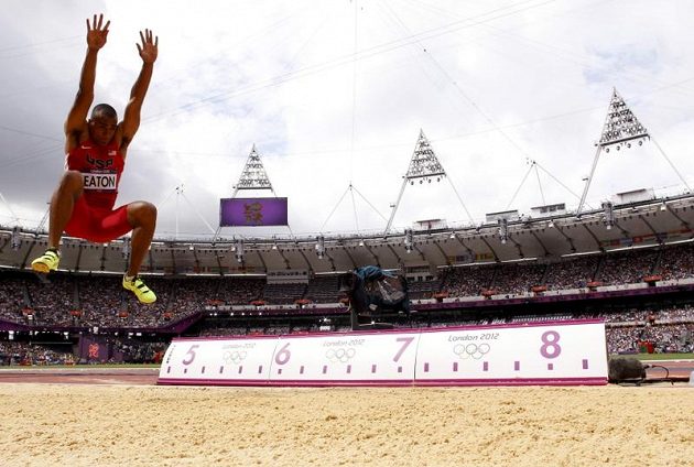 Americký desetibojař Ashton Eaton v dálkařském sektoru na Olympijském stadiónu v Londýně.