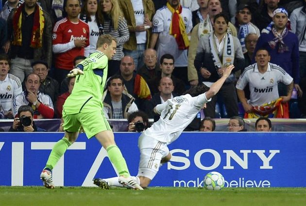 Sporný moment v závěru prodloužení. Brankář Neuer při kontaktu s Estebanem Granerem z Realu v pokutovém území.