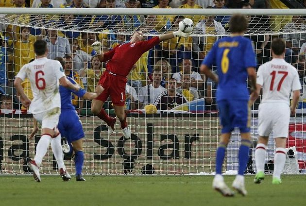 Anglický brankář Joe Hart s námahou vyráží dalekonosnou střelu ukrajinského štírka Jevgenije Konopljanky